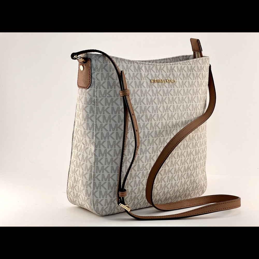 MICHAEL KORS
Jet Set Travel Large Logo Messenger - Vanilla Crossbody
